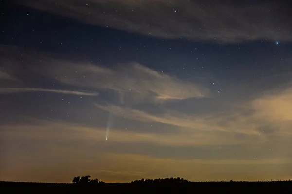以彗星Neowise在天空中的突出位置拍摄的乡村钟楼夜景 — 图库照片