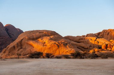 Güneş batarken Spitzkoppe yakınlarındaki Rocky Namibya Çölü 'nün etkisi..