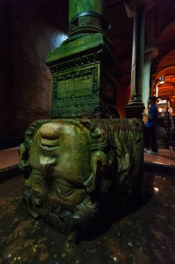 Sarnıçlar, Bizans döneminde şehrin kuşatma altında olduğu zamanlarda yeraltı su ikmal istasyonu olarak hizmet vermek için büyük bir yeraltı salonu oluşturdular..