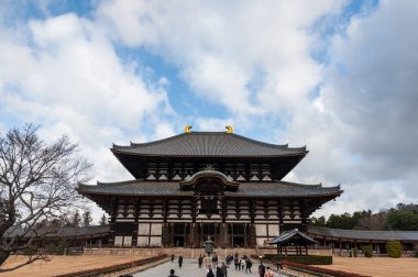 Nara, Japonya - 5 Ocak 2020. Nara 'daki Todai-ji Tapınağı' nın ana girişinin dışında. Bu tapınak dev Buda heykeli ve popüler bir turizm merkezidir..