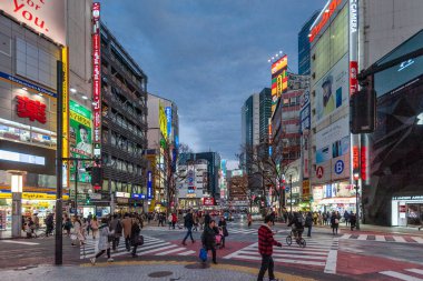 Tokyo, Japonya - 8 Ocak 2020. Birçok insan işlek caddelerde yürüyor ve gün batımında ünlü Shibuya Geçidi 'nden geçiyor. Shibuya Tokyo 'daki en ünlü kavşaklardan biridir..