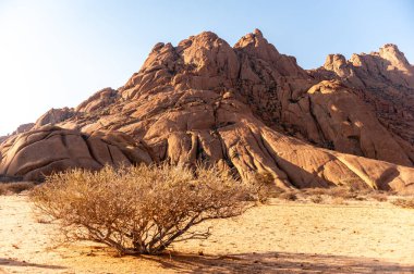 Güneş batarken Spitzkoppe yakınlarındaki Rocky Namibya Çölü 'nün etkisi..