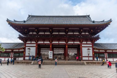 Nara, Japonya - 5 Ocak 2020. Nara 'daki Todai-ji Tapınağı' nın ana girişinin dışında. Bu tapınak dev Buda heykeli ve popüler bir turizm merkezidir..