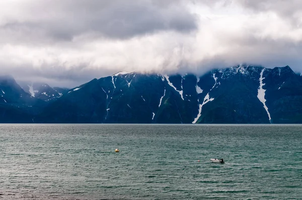 Laaghangende Wolken Contrasteren Met Bergen Meren Het Noorden Van Noorwegen — Stockfoto