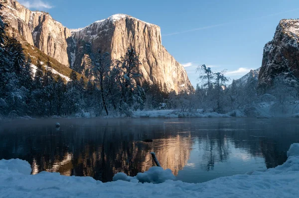 Impresión Las Montañas Que Rodean Valle Yosemite Durante Hora Dorada —  Fotos de Stock