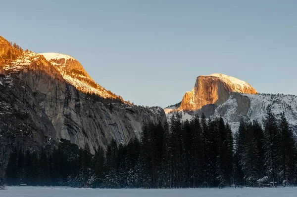 Batan Güneşin Son Işığı Kış Öğleden Sonra Karla Kaplı Yarım — Stok fotoğraf