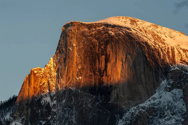 Yarım karlı bir kubbenin bir kış akşamında güneş ışığının son ışıklarını yakaladığı bir telefon görüşmesi..