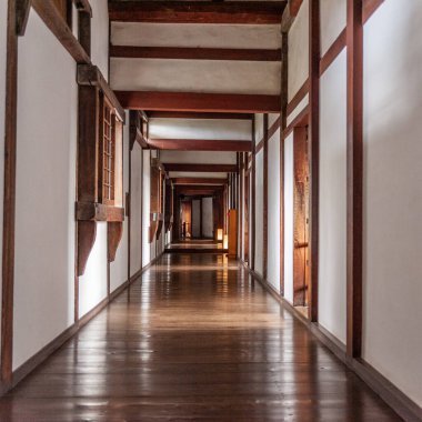 Himeji, Japonya - 6 Ocak 2020. Himeji Kalesi 'ndeki koridorlardan birinin iç görüntüsü. Bu kale klasik inşaat teknikleri kullanılarak inşa edilmiş birkaç Japon kalesinden biridir..