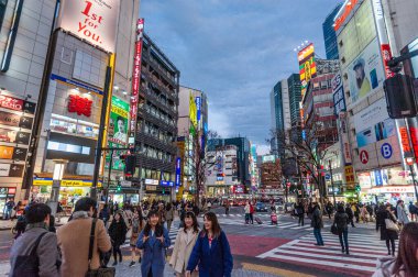 Tokyo, Japonya - 8 Ocak 2020. Birçok insan işlek caddelerde yürüyor ve gün batımında ünlü Shibuya Geçidi 'nden geçiyor. Shibuya Tokyo 'daki en ünlü kavşaklardan biridir..