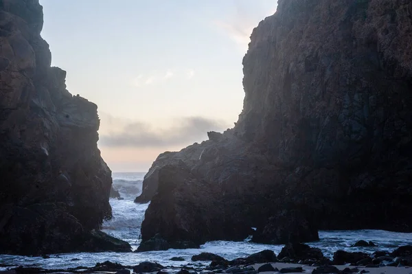 Maree Mare Tempesta Tra Scogliere Rocciose Sulla Spiaggia Pfeiffer Big — Foto Stock