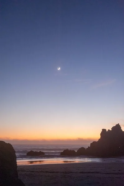 Una Luna Crespata Accentua Spiaggia Durante Ora Oro Dopo Tramonto — Foto Stock