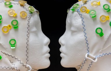 Yüzün yeniden oluşturulması - iki sahte kafa ve EEG elektrot kapağı kullanarak vazo illüzyonu.