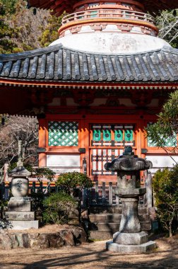 Hiroşima, Japonya - 2 Ocak 2020. Hiroşima 'daki Mitaki Dera tapınağının dış görüntüsü. Bu, Japonya 'daki en ünlü Budist tapınaklarından biridir..