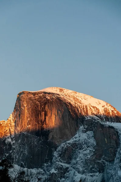 Телефонний Знімок Сніжної Половини Купола Який Ловить Останні Промені Сонячного — стокове фото
