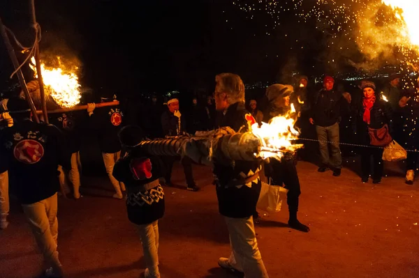 2019年12月31日 広島近郊の厳島神社で開催される鎮火祭に参加し 海上に大きな松明を持って火祭りを行う — ストック写真
