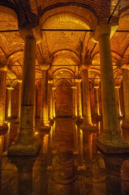 Sarnıçlar, Bizans döneminde şehrin kuşatma altında olduğu zamanlarda yeraltı su ikmal istasyonu olarak hizmet vermek için büyük bir yeraltı salonu oluşturdular..