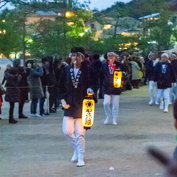 Miyajima Japonsko Prosince2019 Účastníci Chinkasai Fire Festival Itsukushima Svatyně Nedaleko — Stock fotografie