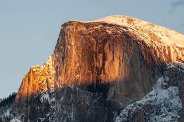Yarım karlı bir kubbenin bir kış akşamında güneş ışığının son ışıklarını yakaladığı bir telefon görüşmesi..
