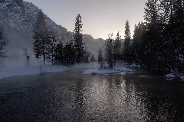 Ürkütücü Bir Sis Yosemite Vadisi Nin Zeminini Kaplarken Ince Bir — Stok fotoğraf