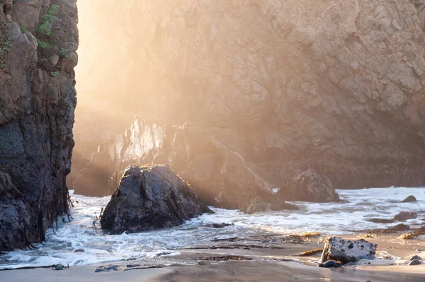 Puesta Sol Playa Pfeiffer Cerca Big Sur Mostrando Roca Del — Foto de Stock