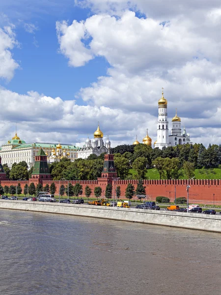 Moskva. Panorama av Moskva floden vallen och arkitektoniska ensemble av Kreml — Stockfoto