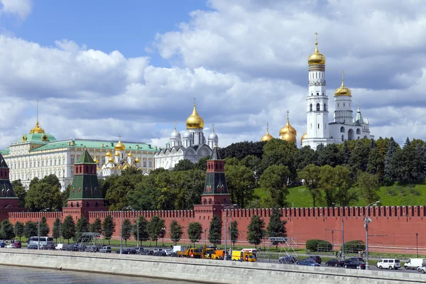 Moscow. Panorama of the Moscow river embankment and architectural ensemble of the Moscow Kremlin — Stock Photo, Image