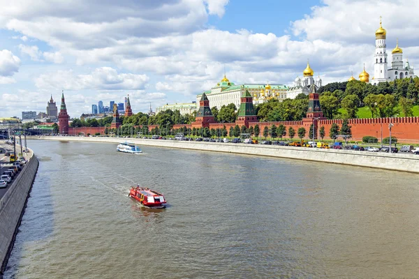 Moskva. Panorama nábřeží řeky Moskvy a architektonický celek moskevského Kremlu — Stock fotografie