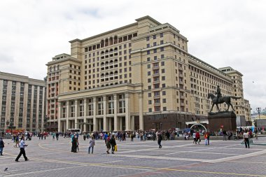 Moskova. manezh Meydanı. geri yüklenen Moskova otel binası