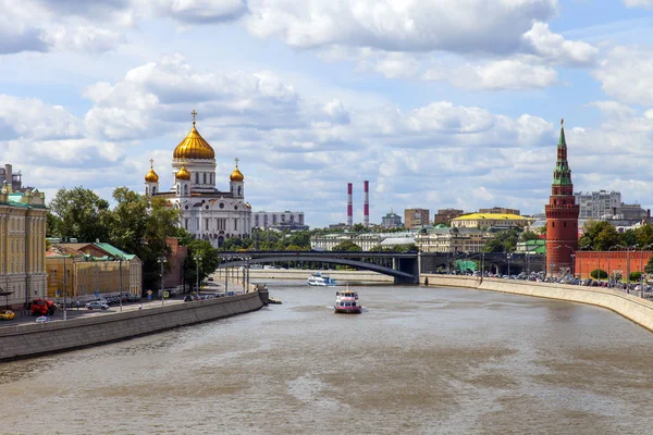 Moscú. Panorama del terraplén del río Moscú y conjunto arquitectónico del Kremlin de Moscú —  Fotos de Stock