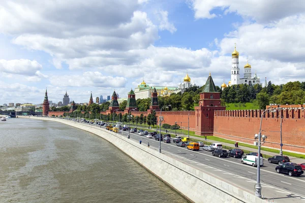 В Москве. Панорама набережной Москвы-реки и архитектурного ансамбля Московского Кремля — стоковое фото