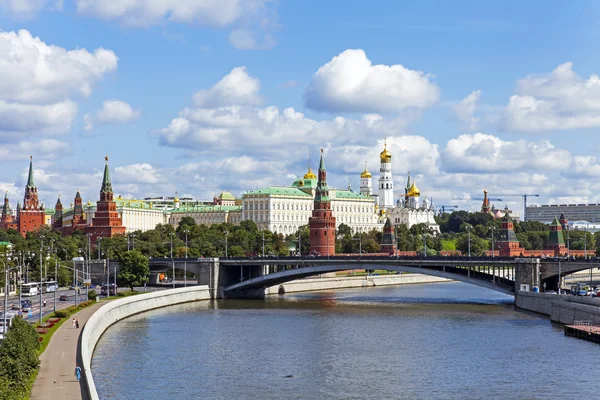 Moscow. Panorama of the Moscow river embankment and architectural ensemble of the Moscow Kremlin — Stock Photo, Image