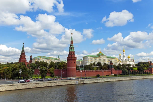 Moscú. Panorama del terraplén del río Moscú y conjunto arquitectónico del Kremlin de Moscú — Foto de Stock
