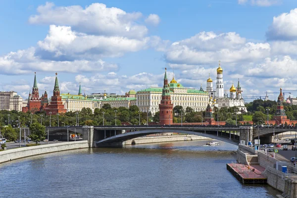 Moscovo. Panorama do aterro do rio Moscou e conjunto arquitetônico do Kremlin de Moscou — Fotografia de Stock
