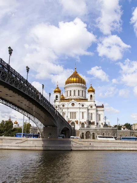 Moscú. Vista de la Catedral de Cristo Salvador y del Puente Patriarcal — Foto de Stock