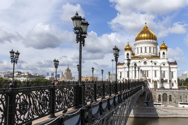 Moskau. Blick auf die Kathedrale von Christus dem Erlöser und die patriarchalische Brücke — Stockfoto