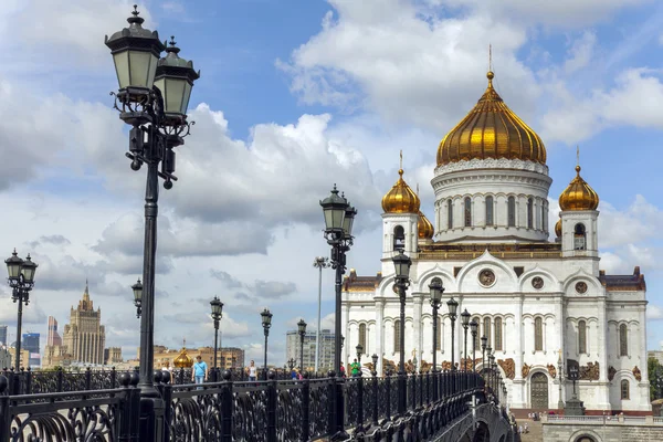 Moscú. Vista de la Catedral de Cristo Salvador y del Puente Patriarcal — Foto de Stock