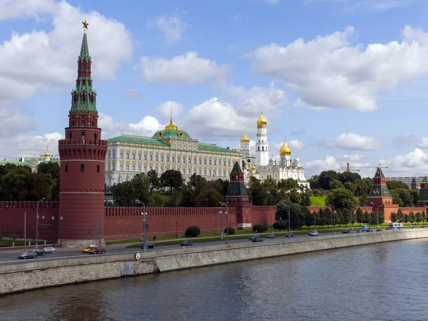 Moskow. Panorama sungai Moskow tanggul dan ansambel arsitektur dari Moskow Kremlin — Stok Foto