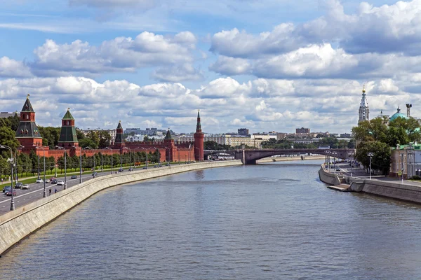 Moskova. Moskova Nehri dolgu ve mimari Moskova kremlin topluluğu — Stok fotoğraf