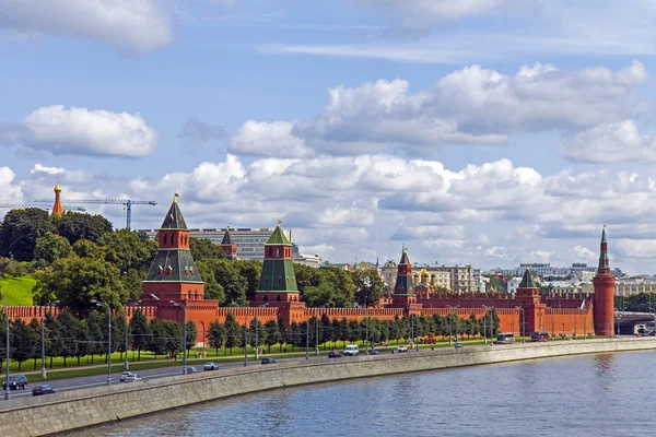 В Москве. Панорама набережной Москвы-реки и архитектурного ансамбля Московского Кремля — стоковое фото