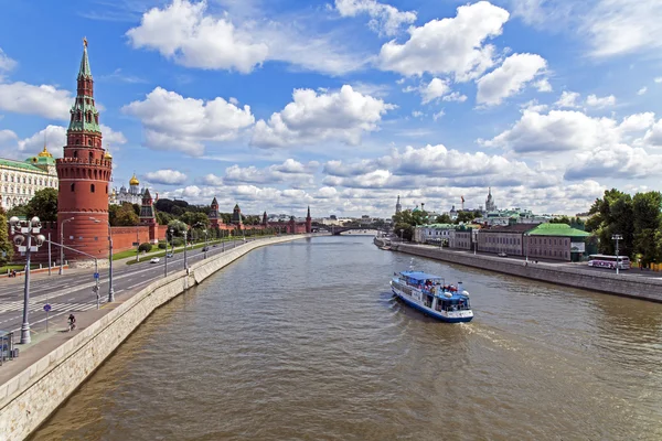 Moskva. Panorama nábřeží řeky Moskvy a architektonický celek moskevského Kremlu — Stock fotografie