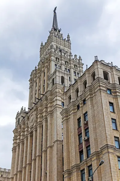 Rusia, Moscú. Detalles arquitectónicos de los rascacielos estalinistas de Moscú — Foto de Stock