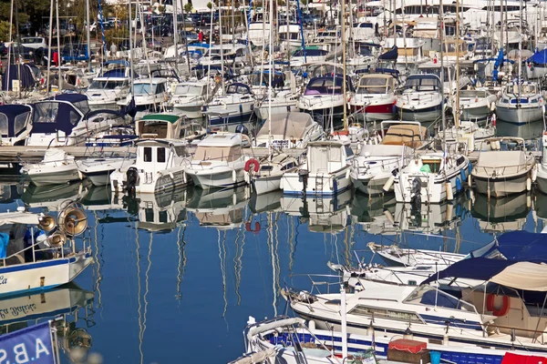 Francia, Costa Azul, en octubre de 2013. Naves en el puerto de la antigua ciudad francesa de Antibes — Foto de Stock