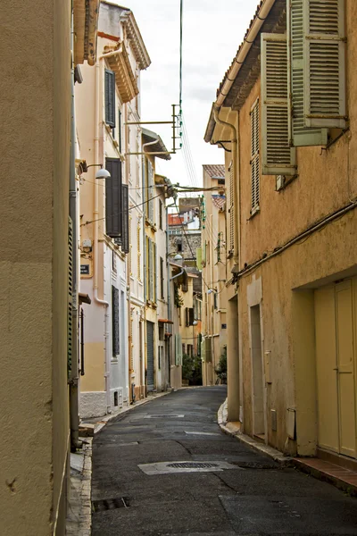 France, Cote d'Azur, in October 2013. A typical view of the old French town of Antibes — Stock Photo, Image