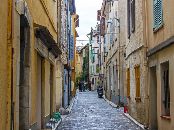 Francie, Azurové pobřeží, v říjnu 2013. Typický pohled na staré francouzského města antibes — Stock fotografie