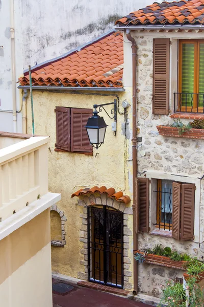 Francie, Azurové pobřeží, v říjnu 2013. Typický pohled na staré francouzského města antibes — Stock fotografie