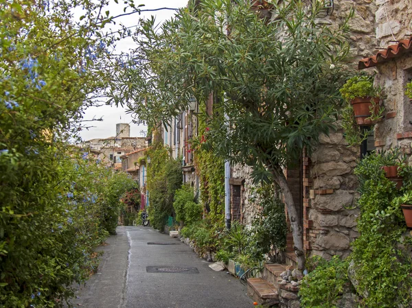 France, Cote d'Azur, in October 2013. A typical view of the old French town of Antibes — Stock Photo, Image