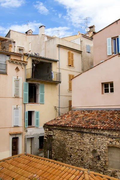 Francja, Lazurowe. typowe formy architektoniczne stare francuskie miasto Antibes — Zdjęcie stockowe