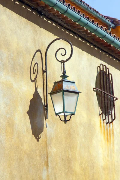 Frankrijk, cote d'azur. typische architectonische details van de oude Franse stad antibes — Stockfoto