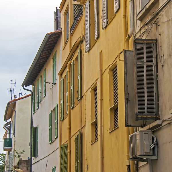 France, Cote d'Azur, in October 2013. Typical architectural details of the old French town of Antibes — Stock Photo, Image
