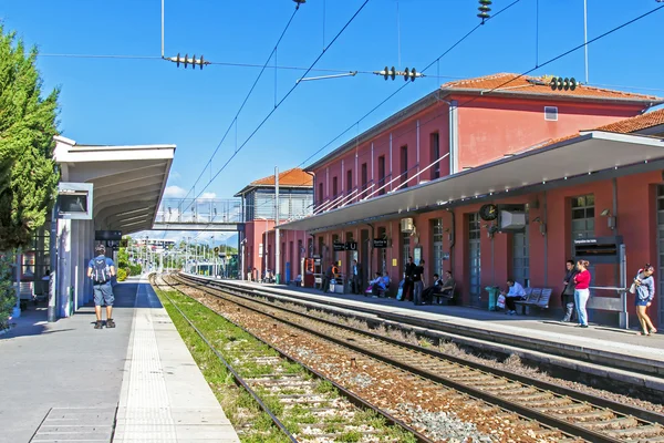 Frankrike, Rivieran, i oktober 2013. tågstationen ligger en gammal franska staden antibes — Stockfoto